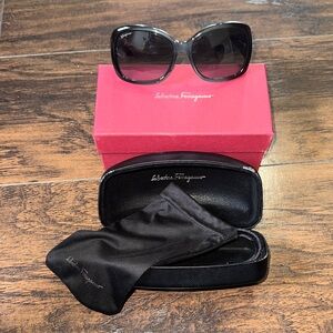 Ferragamo SF722S 001 Black Oversized Square Sunglasses w/ Case